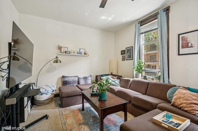 1410 W Cornelia Ave in Chicago, IL - Building Photo - Building Photo