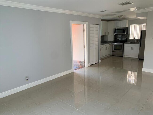 2342 Wilson St in Hollywood, FL - Building Photo - Building Photo
