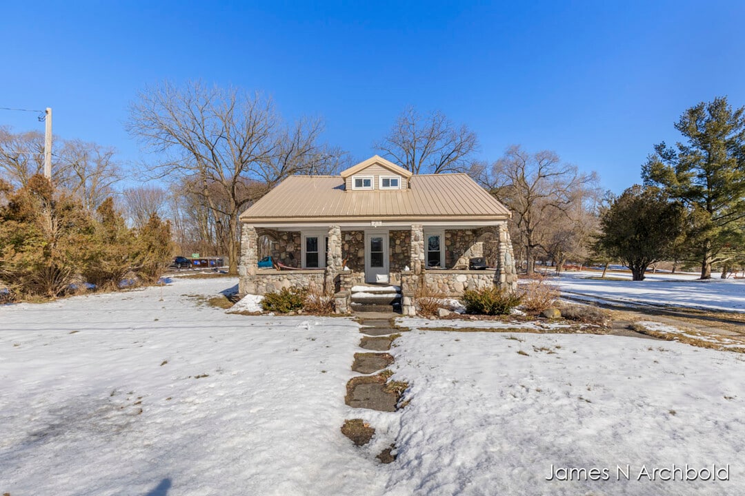 215 E State Rd in Grant, MI - Building Photo