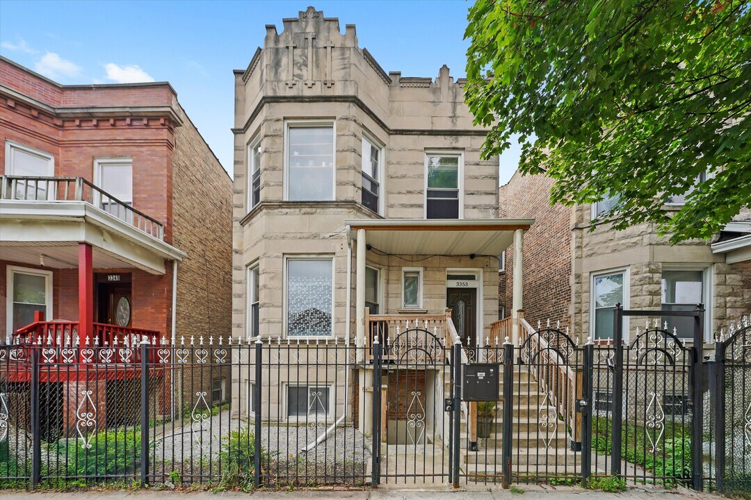 3353 W Evergreen Ave, Unit G in Chicago, IL - Building Photo