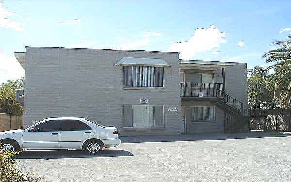 2413 N Loretta Dr in Tucson, AZ - Foto de edificio