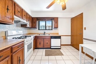 922 W Irving Park Rd in Bensenville, IL - Foto de edificio - Building Photo