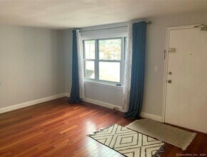 1070 E Main St, Unit 2 in Stamford, CT - Building Photo - Building Photo