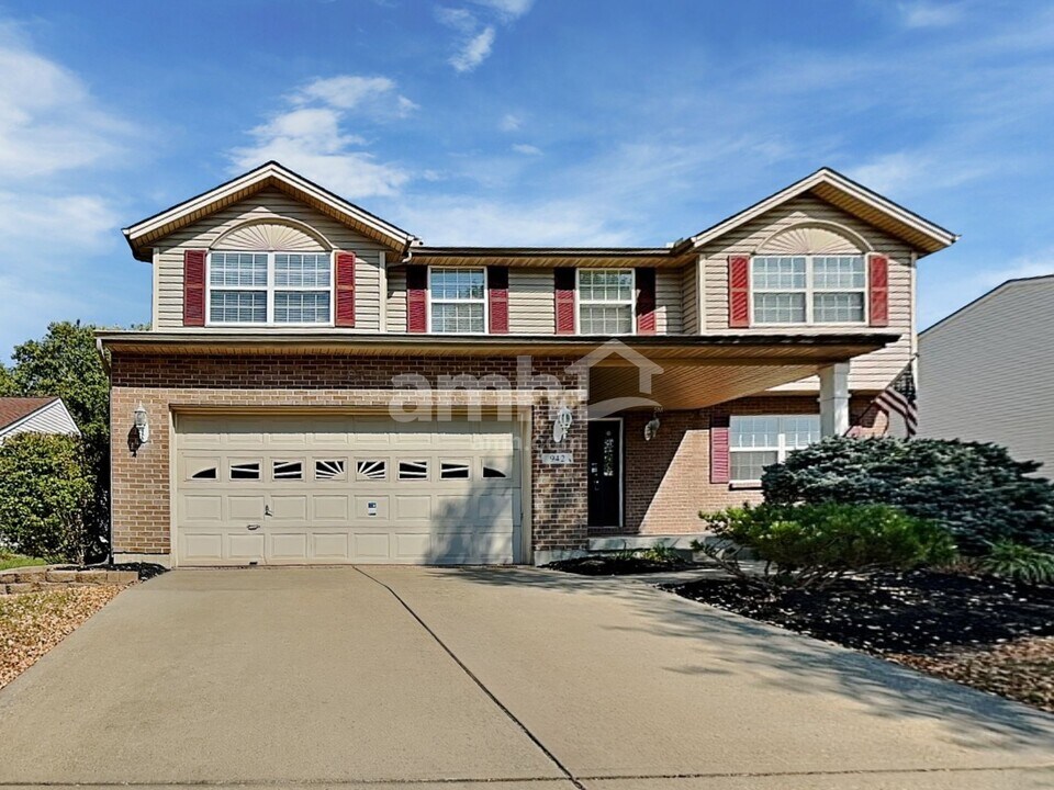 942 Legacy Ct in Trenton, OH - Foto de edificio