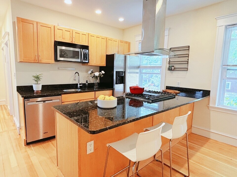 8 Fainwood Cir in Cambridge, MA - Building Photo