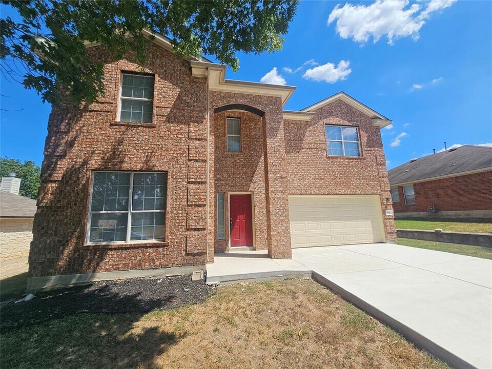 164 Ashwood N in Kyle, TX - Foto de edificio