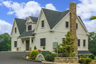 Guilford Gatehouse West in Guilford, CT - Building Photo