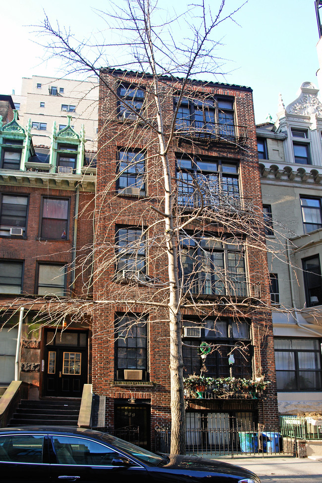 268 W 73rd St in New York, NY - Building Photo - Building Photo