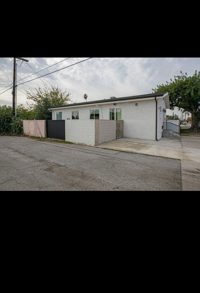 12120 Cantara St in North Hollywood, CA - Building Photo - Building Photo