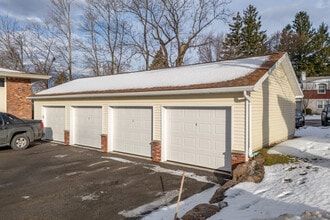 Woodview Apartments in Orchard Park, NY - Foto de edificio - Building Photo