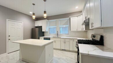 206 Winchester St in Brookline, MA - Building Photo - Building Photo