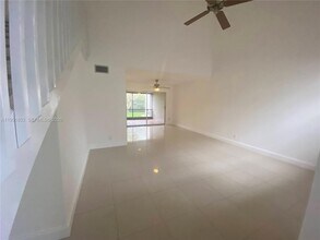 654 Woodgate Cir in Sunrise, FL - Building Photo - Building Photo