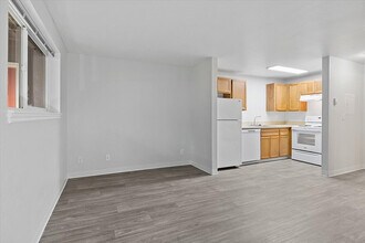 Witham Village in Corvallis, OR - Foto de edificio - Building Photo