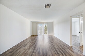 Toscana Apartments in Lake Balboa, CA - Building Photo - Building Photo