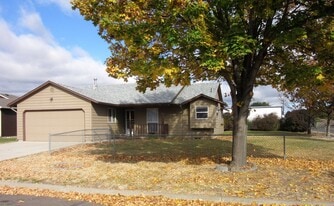 2307 E O Ct in La Grande, OR - Building Photo