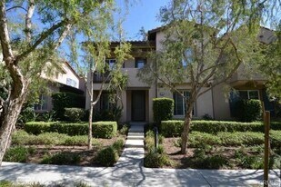 33 Wonderland in Irvine, CA - Building Photo