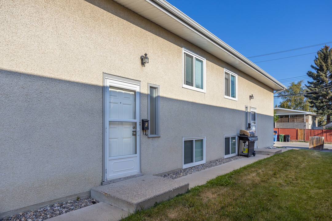 302 Southampton Dr SW in Calgary, AB - Building Photo