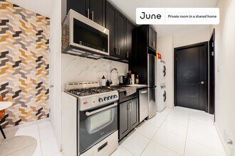 Private bedroom in 3 bed/2 bath Home in New York, NY - Building Photo - Building Photo