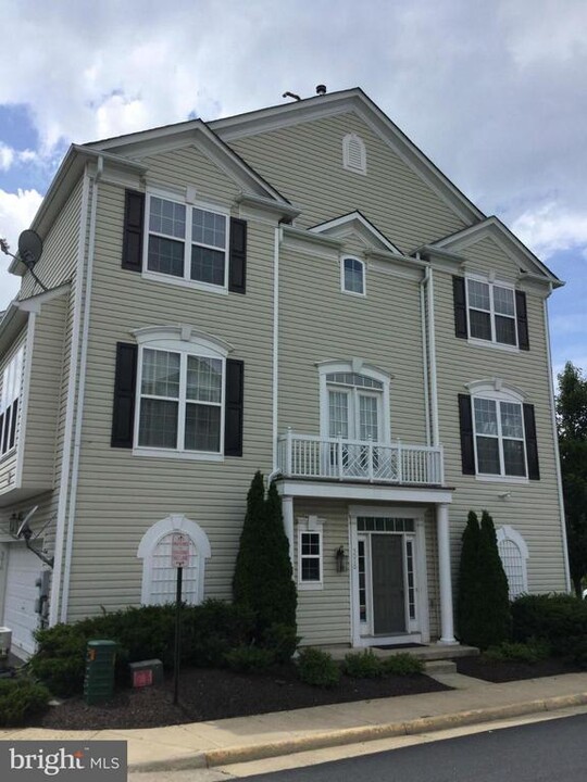 5010 Village Fountain Pl in Centreville, VA - Building Photo