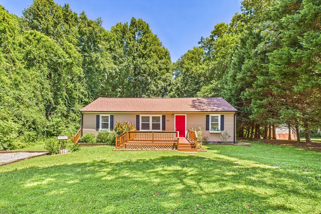 111-111A Drewsbury Dr in Greensboro, NC - Building Photo
