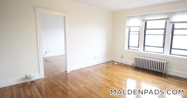 349 Pleasant St in Malden, MA - Foto de edificio - Building Photo