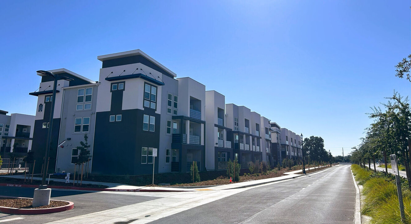 Fiddyment Apartments in Roseville, CA - Foto de edificio