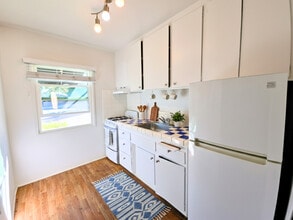 2021 W Olive Ave in Burbank, CA - Foto de edificio - Building Photo