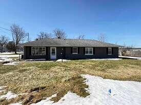 5904 Warren Dr in Cicero, NY - Building Photo