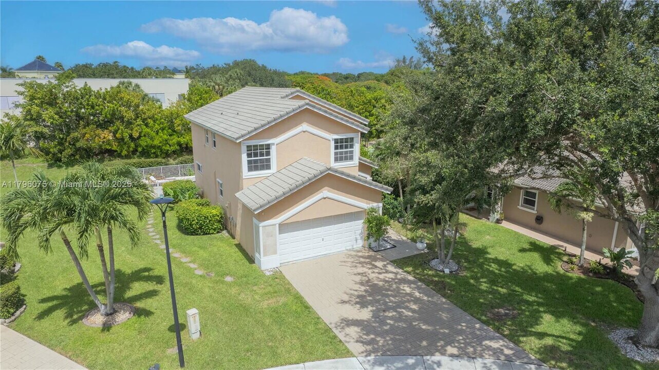 7423 NW 70th Ave in Parkland, FL - Building Photo