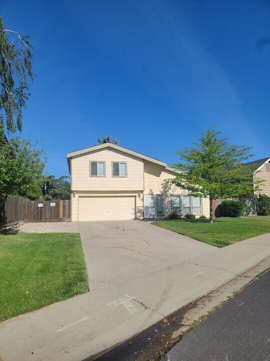 522 Dawn Dr in Manteca, CA - Building Photo