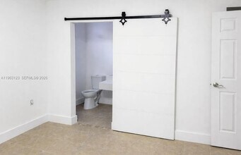 471 NE 162nd St in Miami, FL - Foto de edificio - Building Photo