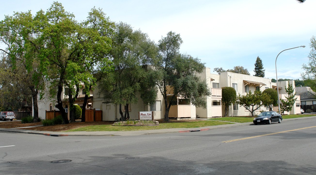 Monte Vina Apartments in Healdsburg, CA - Building Photo