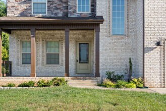 2304 Colston Dr in Clarksville, TN - Foto de edificio - Building Photo