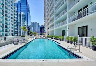 1200 Brickell Bay Dr in Miami, FL - Foto de edificio - Building Photo