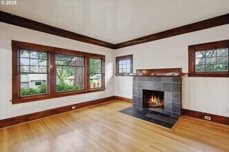 8921 SE Washington St in Portland, OR - Foto de edificio - Building Photo