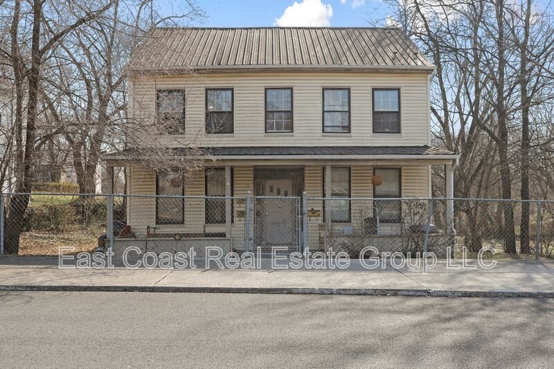 242 E Liberty St in Martinsburg, WV - Building Photo
