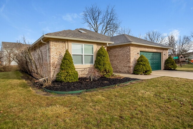 1512 N Hampton Ct in Greenfield, IN - Foto de edificio - Building Photo