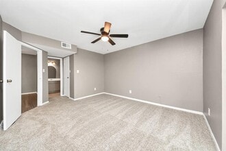 3015 Walnut Bend Ln in Houston, TX - Foto de edificio - Building Photo