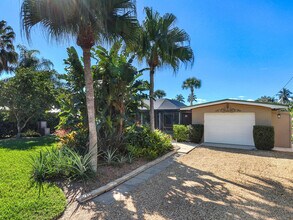 1282 SW Pelican Crescent in Palm City, FL - Building Photo - Building Photo