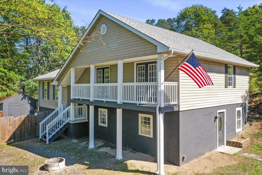 72 Pioneer Ln in Berkeley Springs, WV - Building Photo