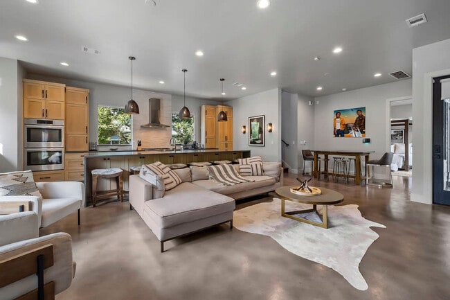 2414a Kinney Rd in Austin, TX - Building Photo - Building Photo