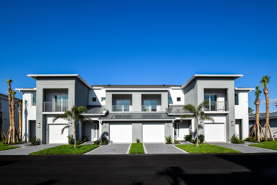 Torino Lakes Townhomes in Port St. Lucie, FL - Foto de edificio