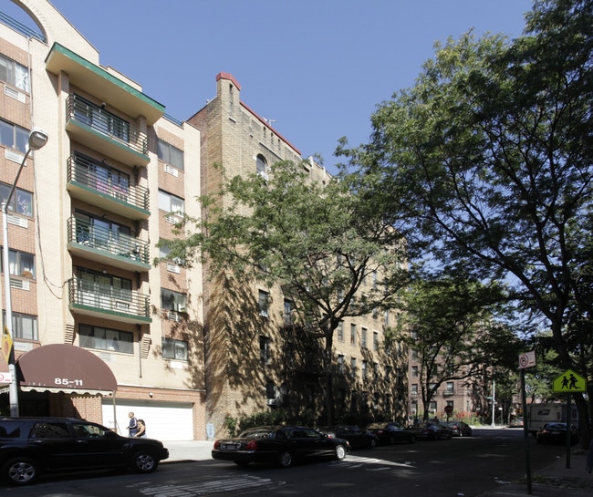 42-54 Judge St in Flushing, NY - Foto de edificio - Building Photo
