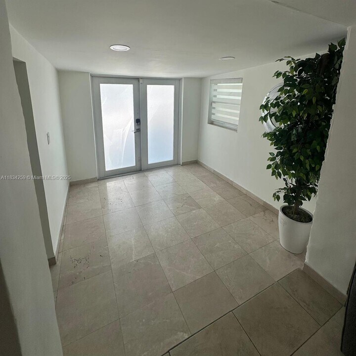 17650 NE 19th Ave in North Miami Beach, FL - Building Photo