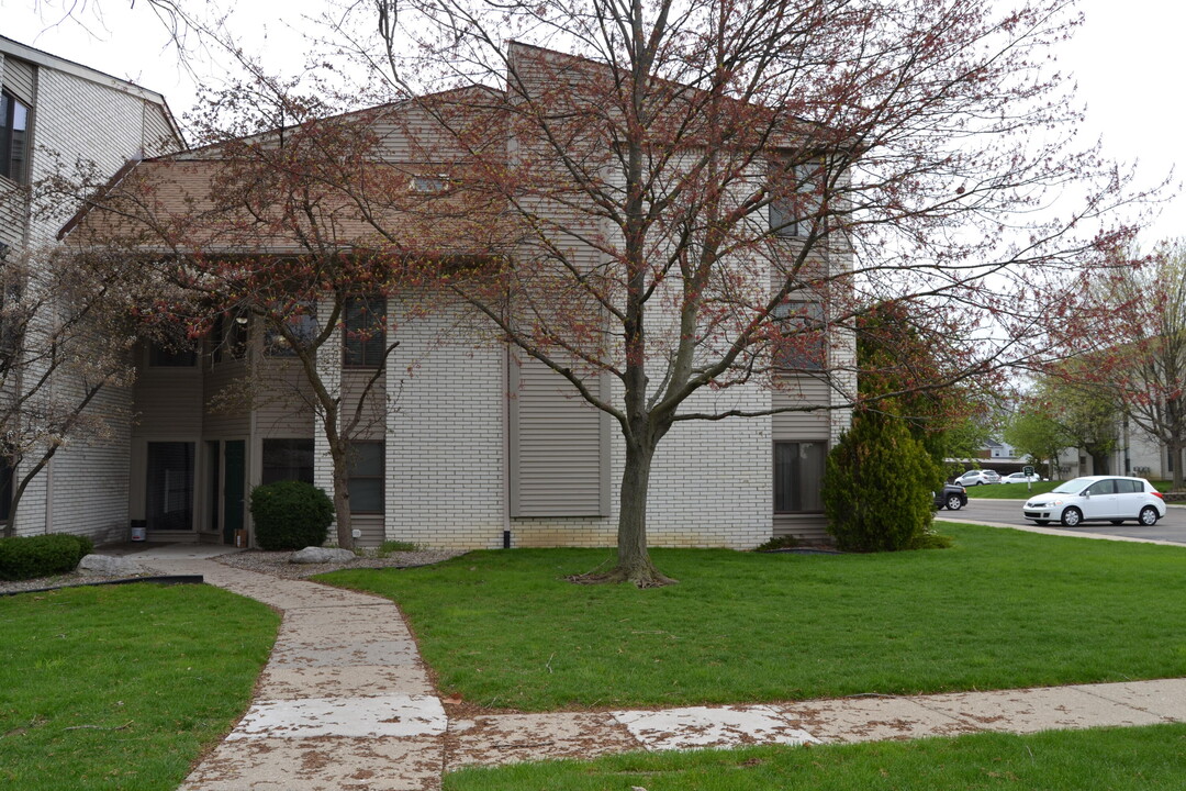 31993 W 12 Mile Rd in Farmington Hills, MI - Building Photo