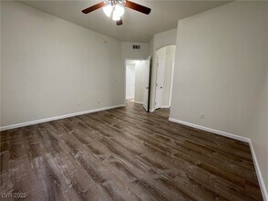 10217 King Henry Ave in Las Vegas, NV - Building Photo - Building Photo