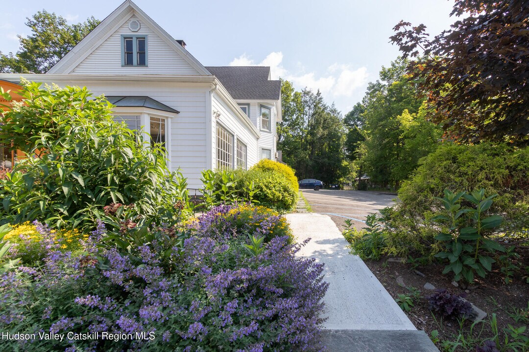 35 Mill Hill Rd in Woodstock, NY - Foto de edificio