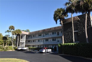 5667 Rattlesnake Hammock Rd in Naples, FL - Building Photo