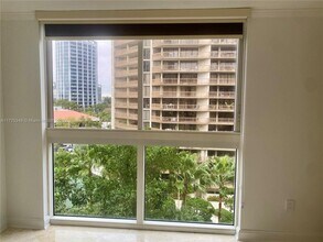 2951 S Bayshore Dr, Unit 913 in Miami, FL - Foto de edificio - Building Photo