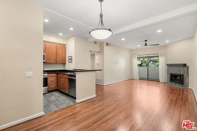 8300 Manitoba St in Los Angeles, CA - Foto de edificio - Building Photo